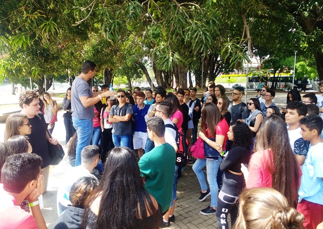 Alunos da Escola Estadual Júlia Kubistcheck duranta aula na Universidade Federal de Minas Gerais. Foto: Arquivo/Escola